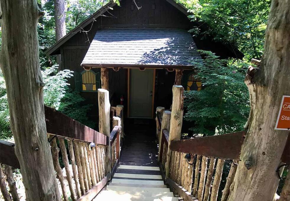 Chateau Treehouse #11 @ Oak Crest Cottages And Treehouses Юрека Спрингс Екстериор снимка