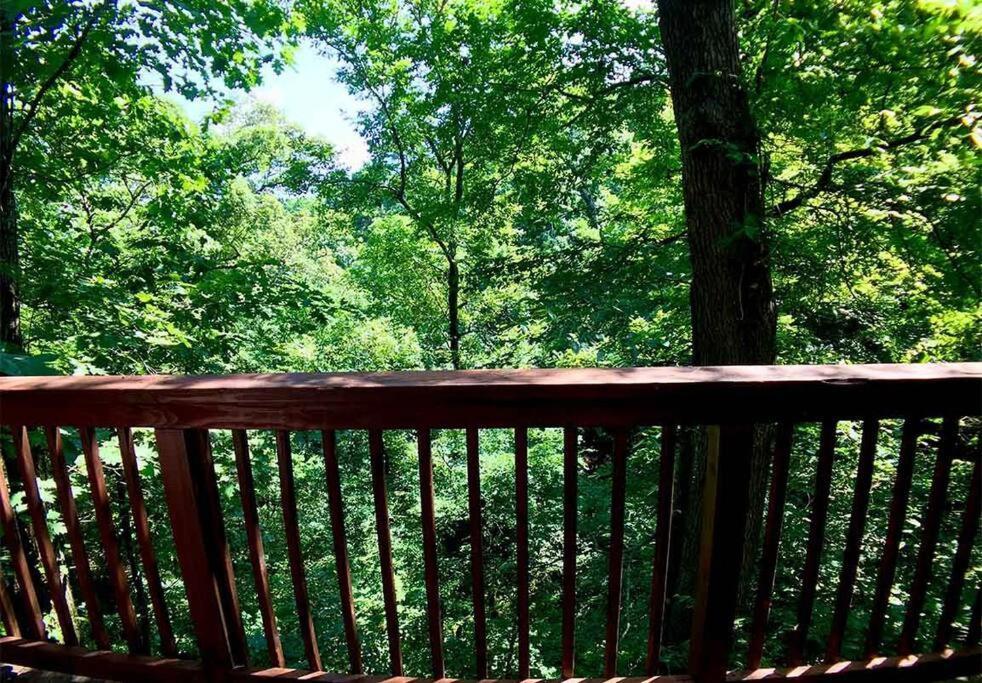 Chateau Treehouse #11 @ Oak Crest Cottages And Treehouses Юрека Спрингс Екстериор снимка